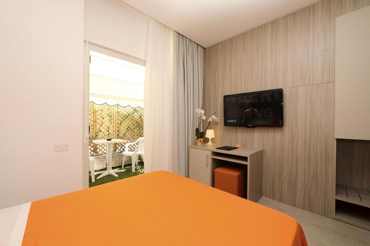 Hotel Simi Lan Lignano Sabbiadoro Bagian luar foto
