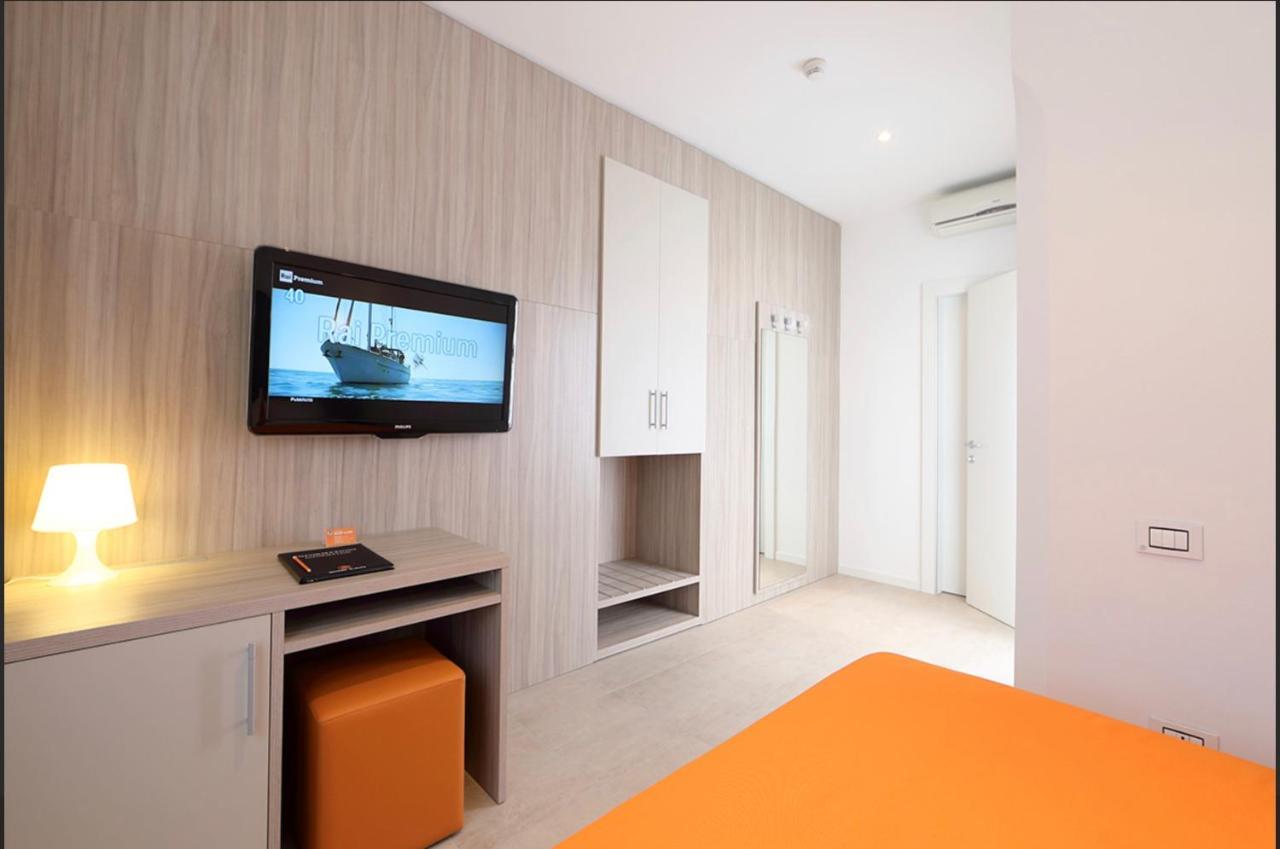 Hotel Simi Lan Lignano Sabbiadoro Bagian luar foto