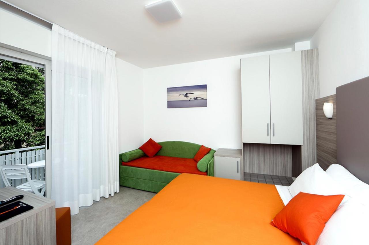 Hotel Simi Lan Lignano Sabbiadoro Bagian luar foto