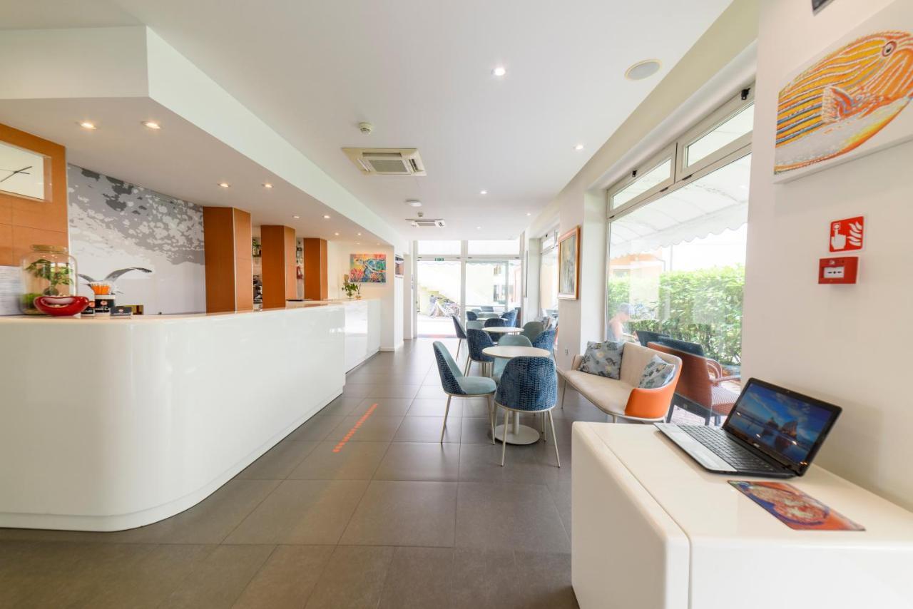 Hotel Simi Lan Lignano Sabbiadoro Bagian luar foto