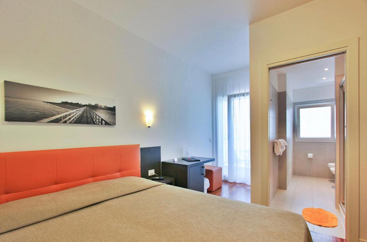 Hotel Simi Lan Lignano Sabbiadoro Bagian luar foto