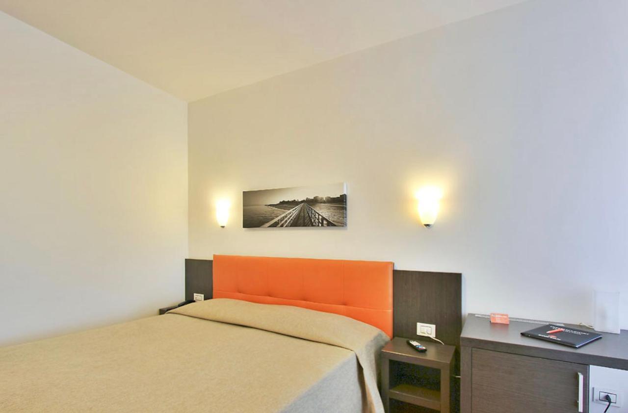 Hotel Simi Lan Lignano Sabbiadoro Bagian luar foto