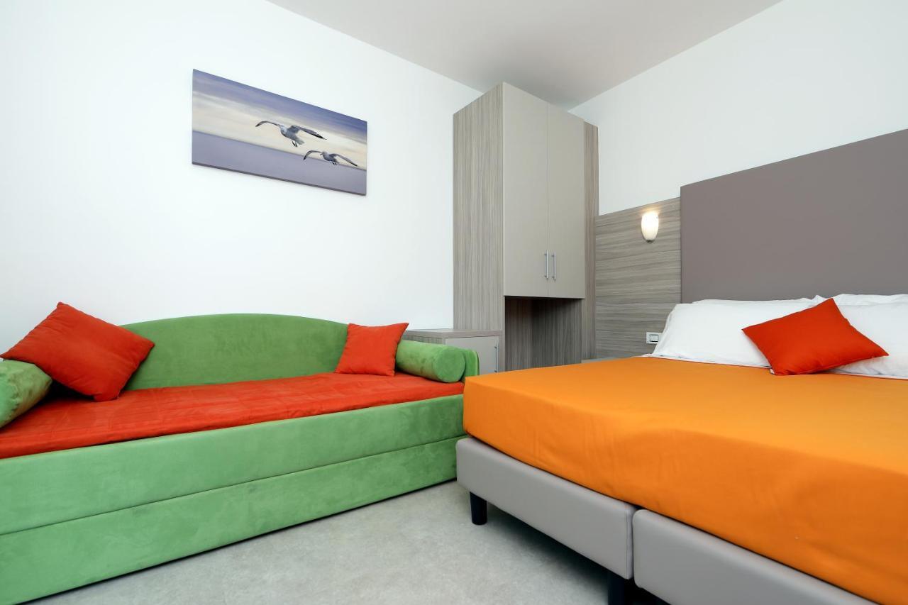 Hotel Simi Lan Lignano Sabbiadoro Bagian luar foto