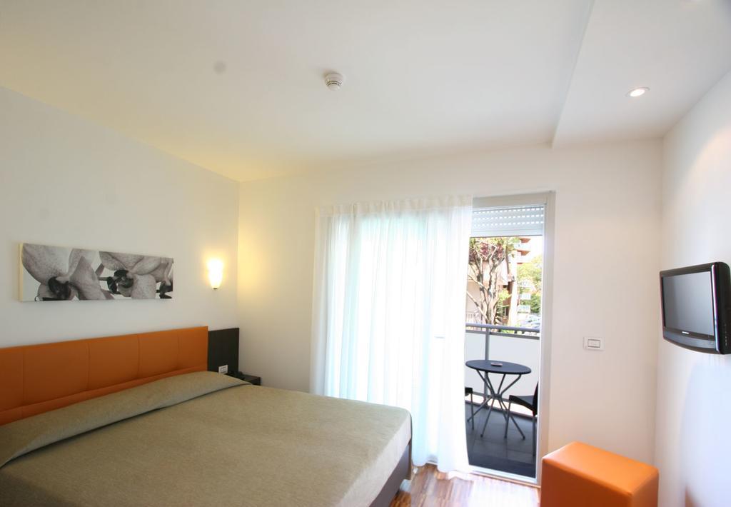 Hotel Simi Lan Lignano Sabbiadoro Bagian luar foto