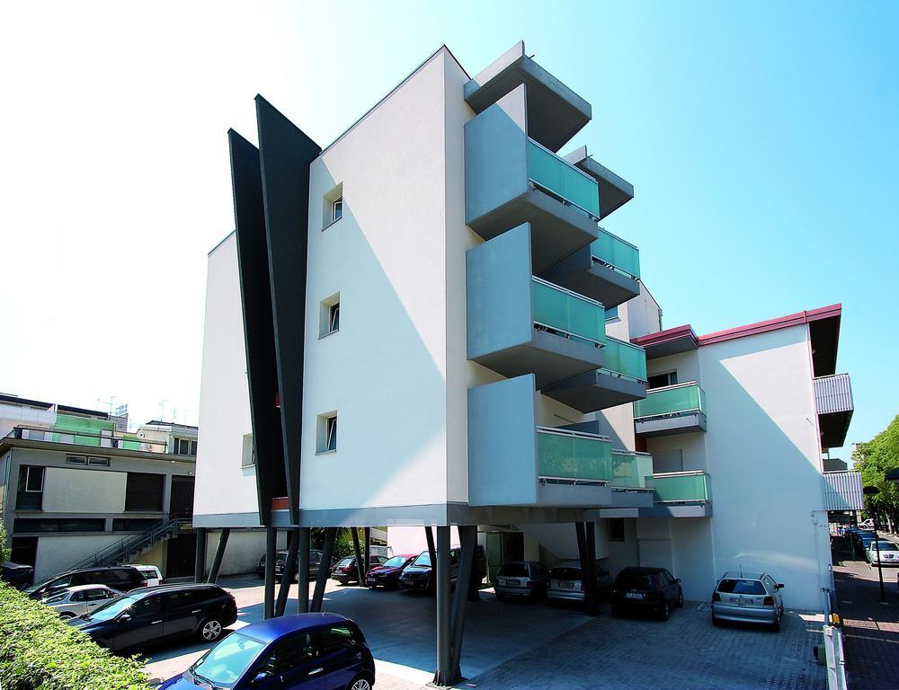 Hotel Simi Lan Lignano Sabbiadoro Bagian luar foto