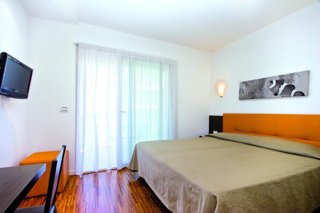 Hotel Simi Lan Lignano Sabbiadoro Bagian luar foto