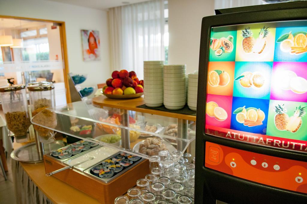 Hotel Simi Lan Lignano Sabbiadoro Bagian luar foto