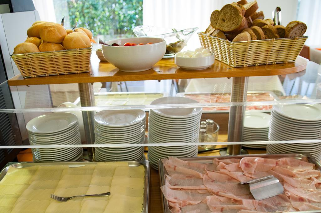 Hotel Simi Lan Lignano Sabbiadoro Bagian luar foto