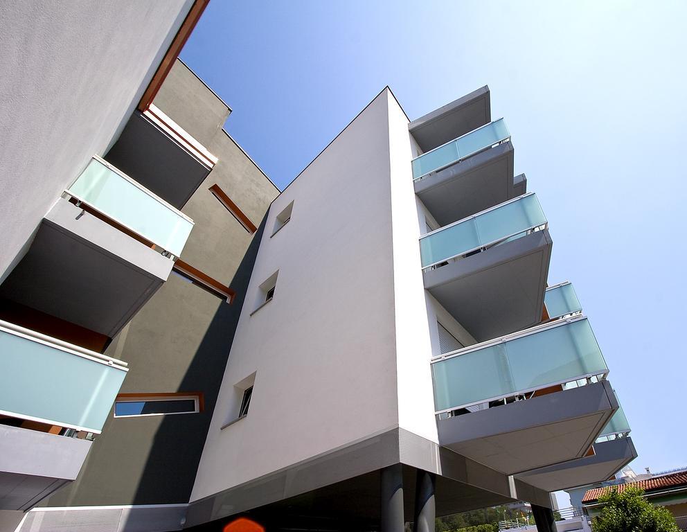 Hotel Simi Lan Lignano Sabbiadoro Bagian luar foto