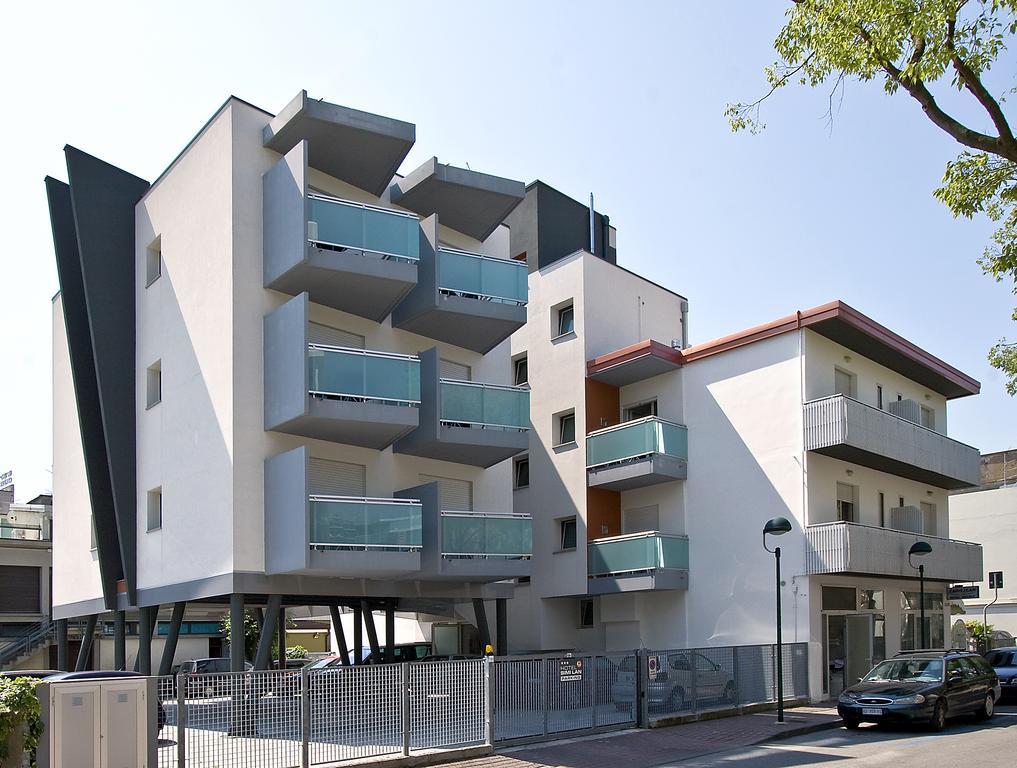 Hotel Simi Lan Lignano Sabbiadoro Bagian luar foto