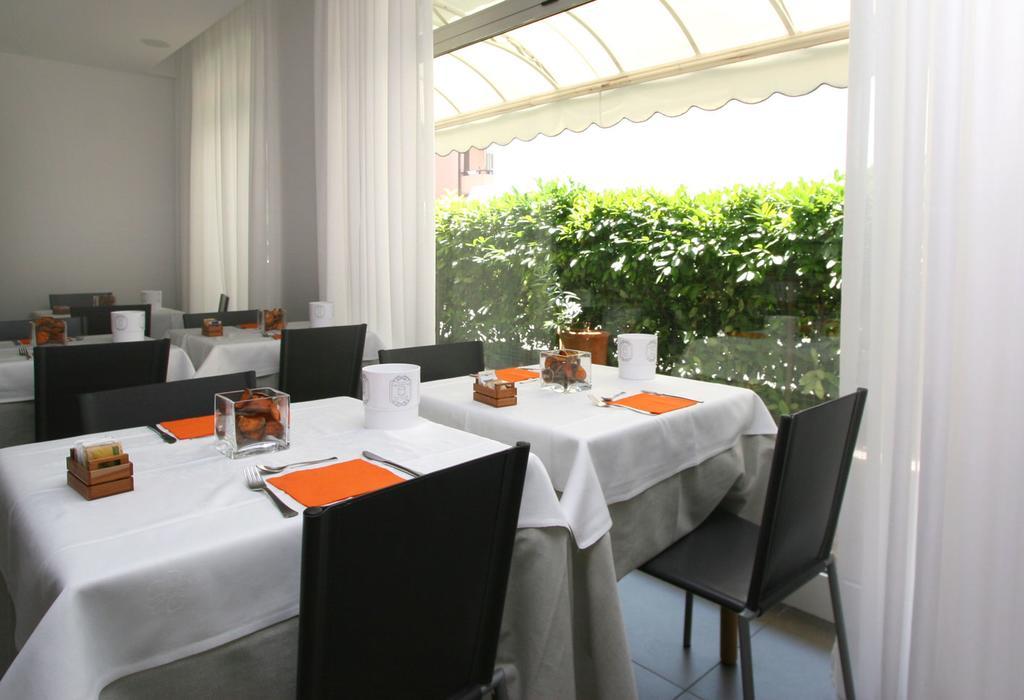 Hotel Simi Lan Lignano Sabbiadoro Bagian luar foto