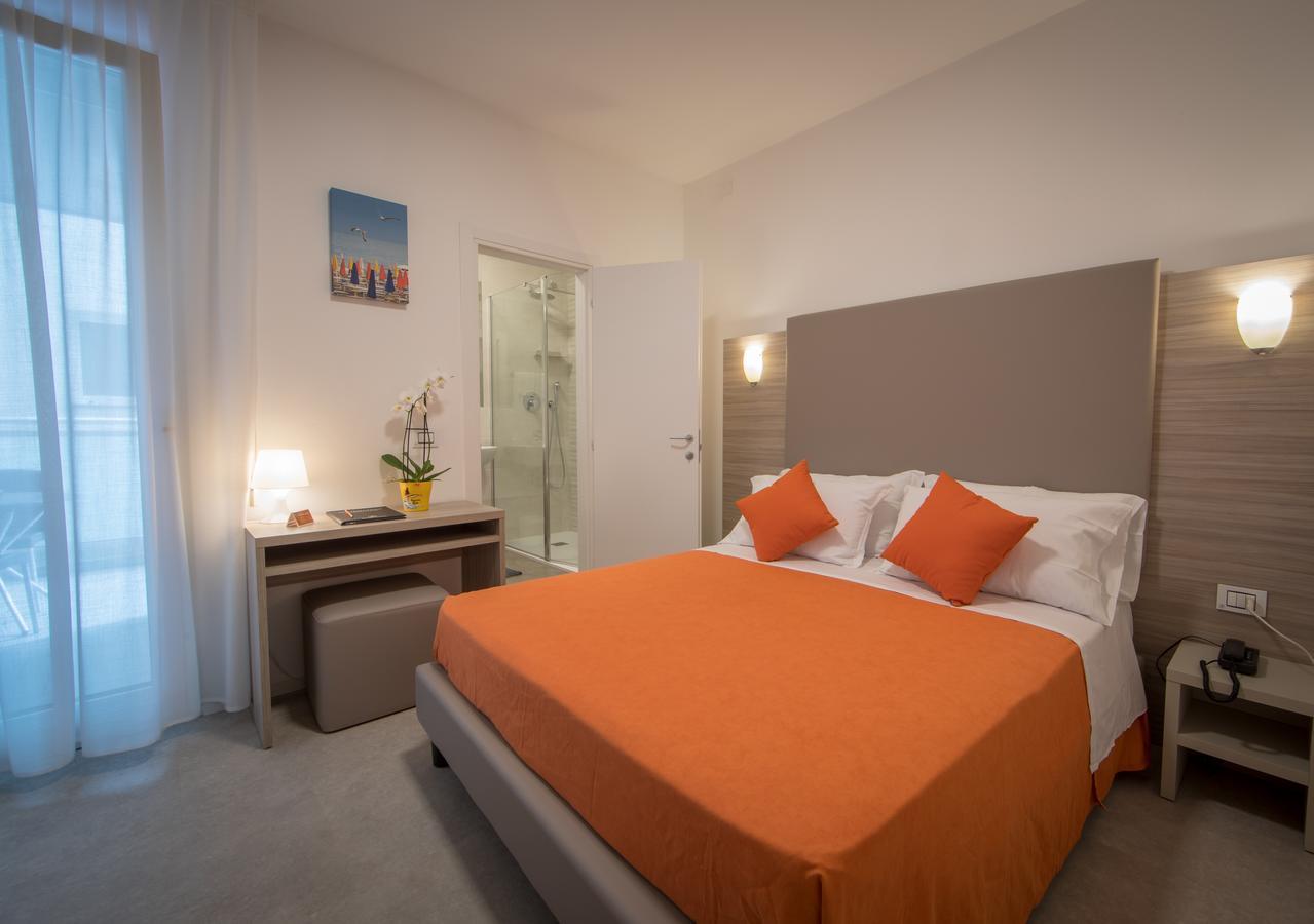 Hotel Simi Lan Lignano Sabbiadoro Bagian luar foto