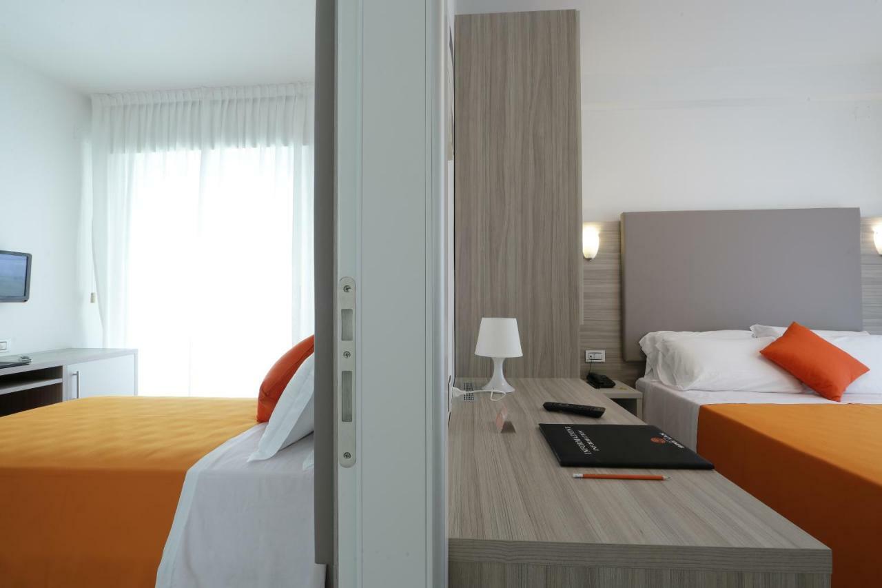Hotel Simi Lan Lignano Sabbiadoro Bagian luar foto