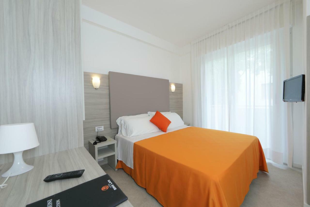 Hotel Simi Lan Lignano Sabbiadoro Bagian luar foto