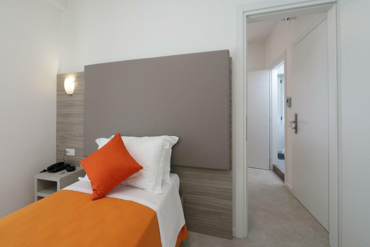 Hotel Simi Lan Lignano Sabbiadoro Bagian luar foto