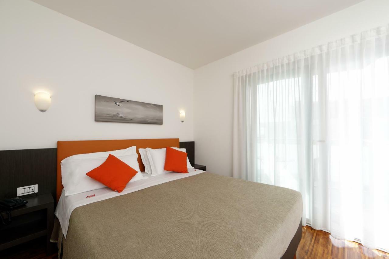 Hotel Simi Lan Lignano Sabbiadoro Bagian luar foto