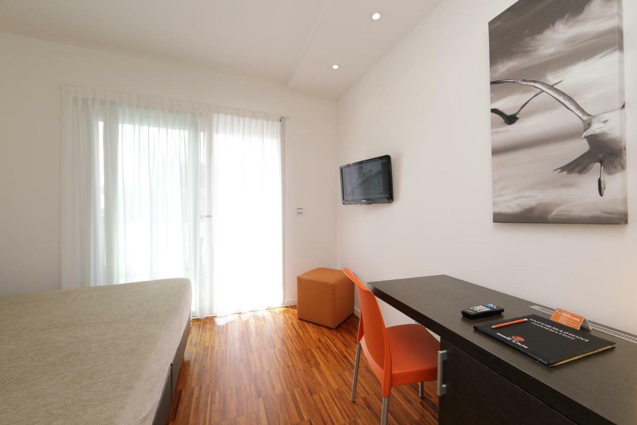 Hotel Simi Lan Lignano Sabbiadoro Bagian luar foto