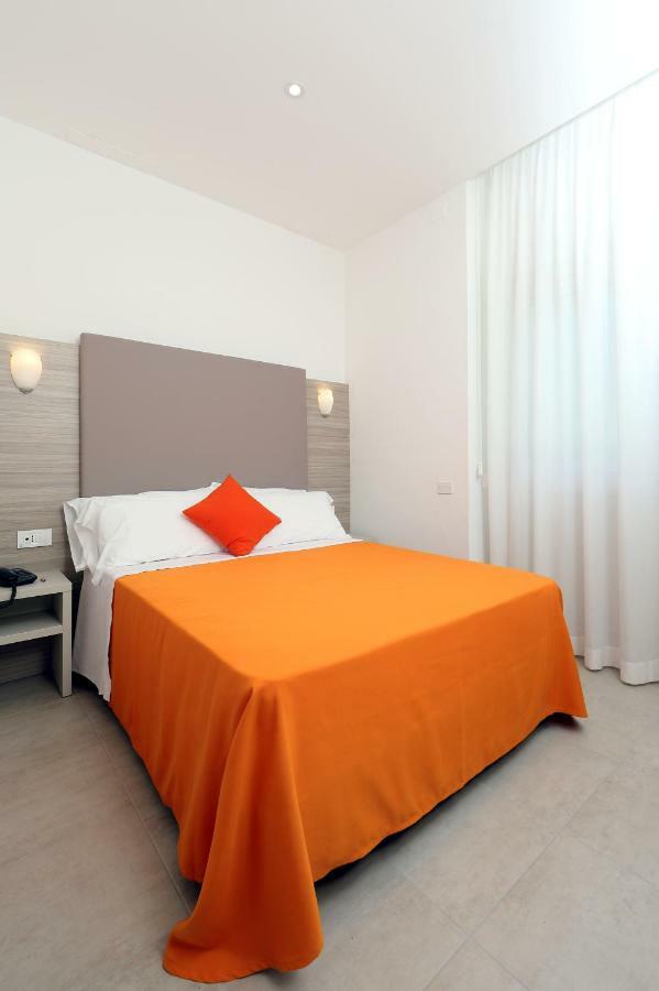 Hotel Simi Lan Lignano Sabbiadoro Bagian luar foto
