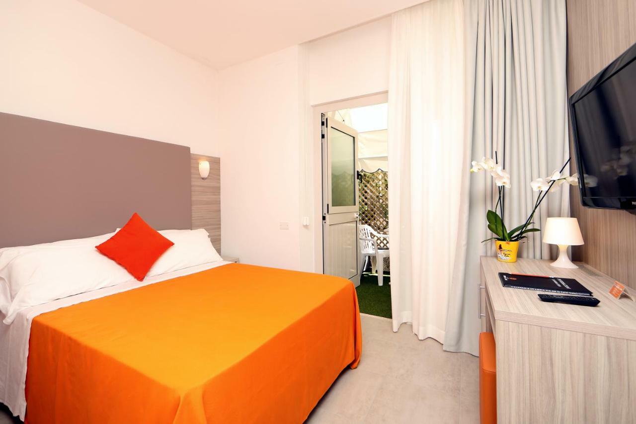 Hotel Simi Lan Lignano Sabbiadoro Bagian luar foto
