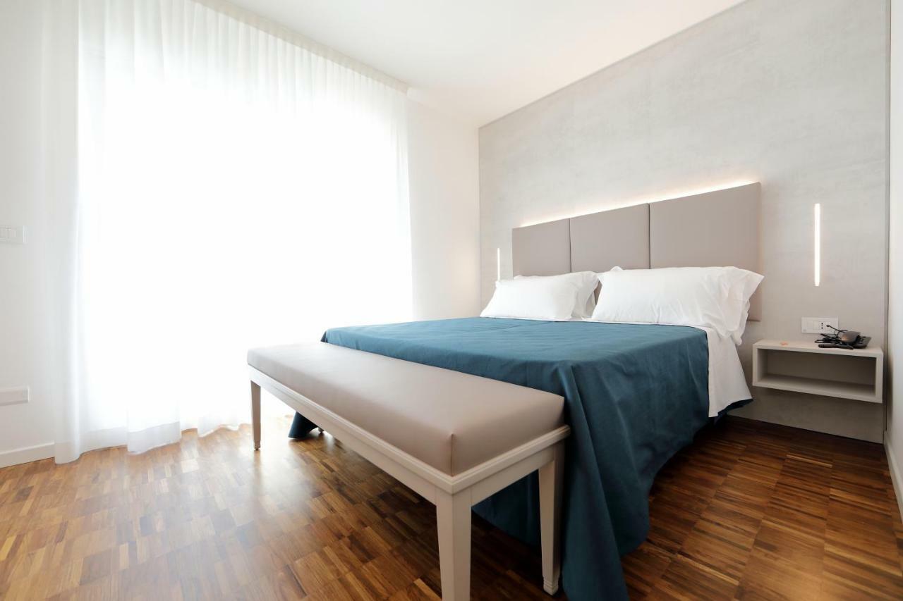Hotel Simi Lan Lignano Sabbiadoro Bagian luar foto