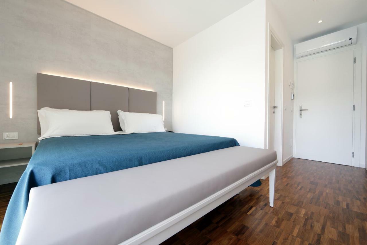 Hotel Simi Lan Lignano Sabbiadoro Bagian luar foto